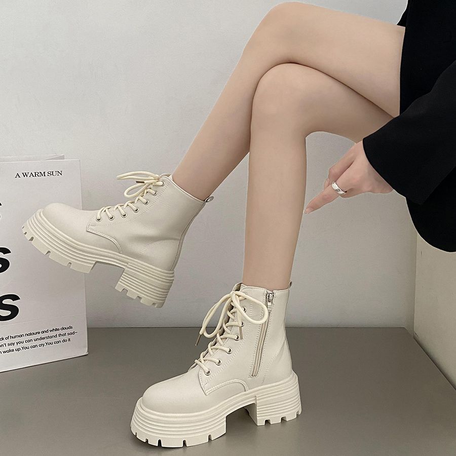 Sock Boot Women - 英国風の白い厚底のレディースブーツ。2026年秋の新作。レースアップで脚を細く見せる、ショートブーツ。