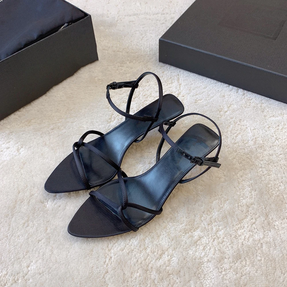 Women'S Shoes Clogs - 高級デザイナーによる、クロスストラップとポインテッドトゥのデザインが施された、黒のシルク素材を使用した細めのヒールが特徴のハイヒール。セクシーでファッショナブルなレディースシューズ。